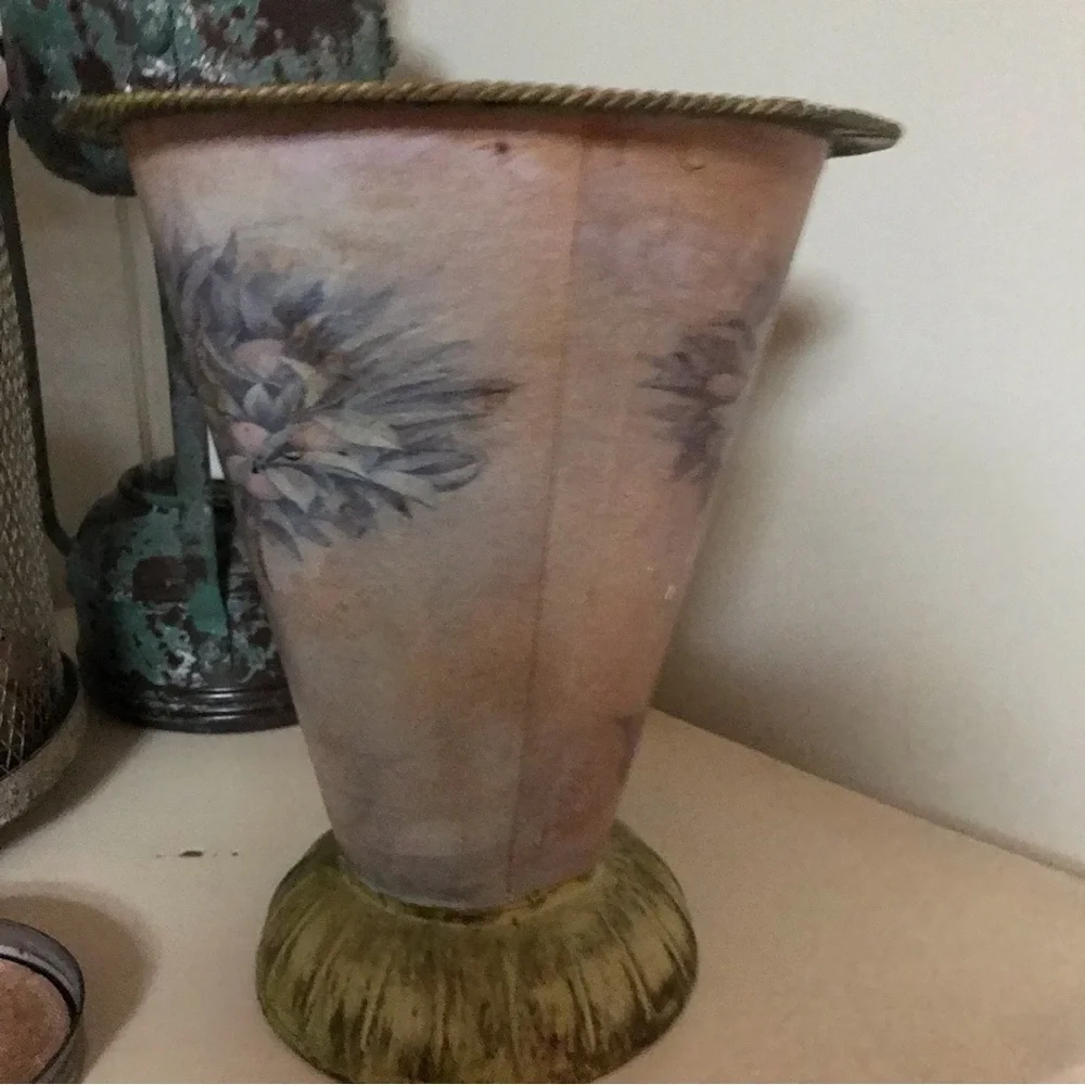 ▪️VINTAGE Metal Vase